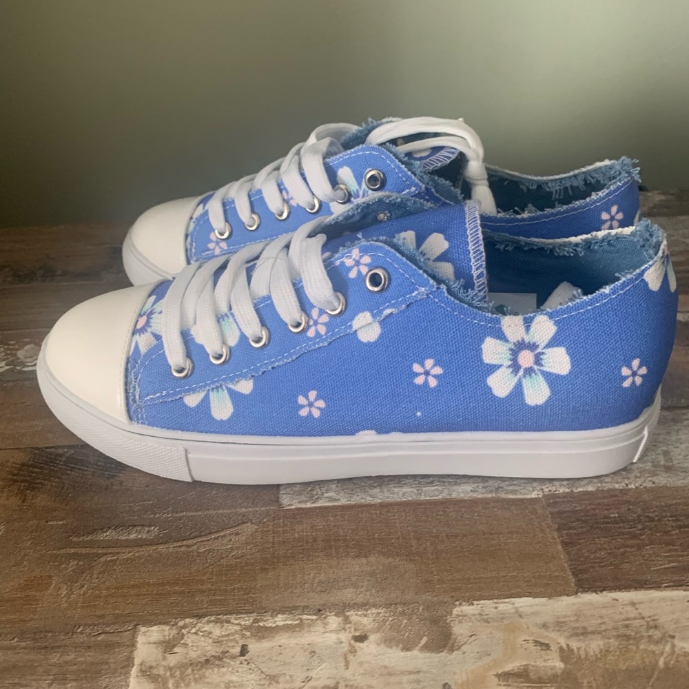 Brand new shoes, size 8 ( would fit a 7,5 or a small 8 )